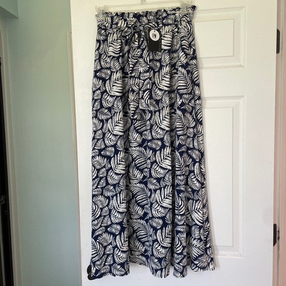 Navy floral skirt - size M - Picture 1 of 2